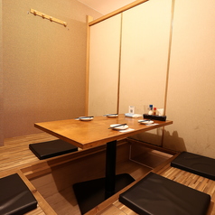 個室も完備しております。大切な方とのお食事利用にも最適です。プライベート利用はもちろんのこと、ビジネスシーンにもご対応可能です。4名様までお座りいただける個室が4室、8名様までお座りいただける個室を2室ございます。