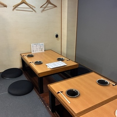 当店には、足を伸ばしてゆったりと寛げる4名用掘りごたつ席が3つございます。 靴を脱いでリラックスしながら、親しいご友人や仕事の同僚との飲み会、ご家族でのお食事をお楽しみいただけます。温かく和やかな雰囲気の店内で、心ゆくまでご歓談をお楽しみくださいませ！ご希望のお客様は、どうぞお気軽にお問い合わせ下さい!