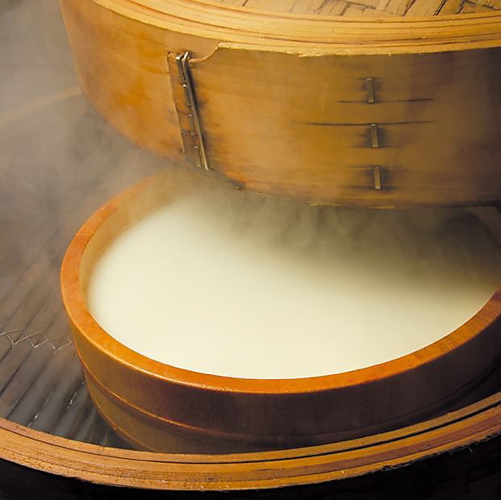 お通しにもこだわりを。自慢の鶏スープで仕上げた自家製のお豆腐です。