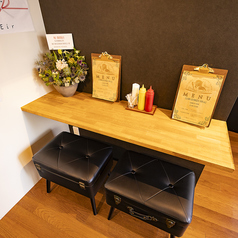 当店のカウンター席は、お1人様や2名様までご利用いただけるスペースです。スタッフの技を間近で感じながら、ゆったりとしたひとときをお過ごしいただけます。カウンター席では、料理の仕上げやお飲み物の提供を楽しみながら、落ち着いた雰囲気でお食事をお楽しみいただけます。