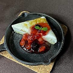 炙りレアチーズケーキのベリー乗せ