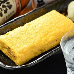 長年愛され続けてきた出汁が香るふわふわ食感の看板メニュー♪創業からの味！だし巻きたまご 657円(税込) の写真