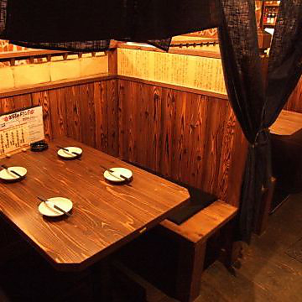 デートやお友達同士にぴったり！おこもり感たっぷりのお席をご用意しております。