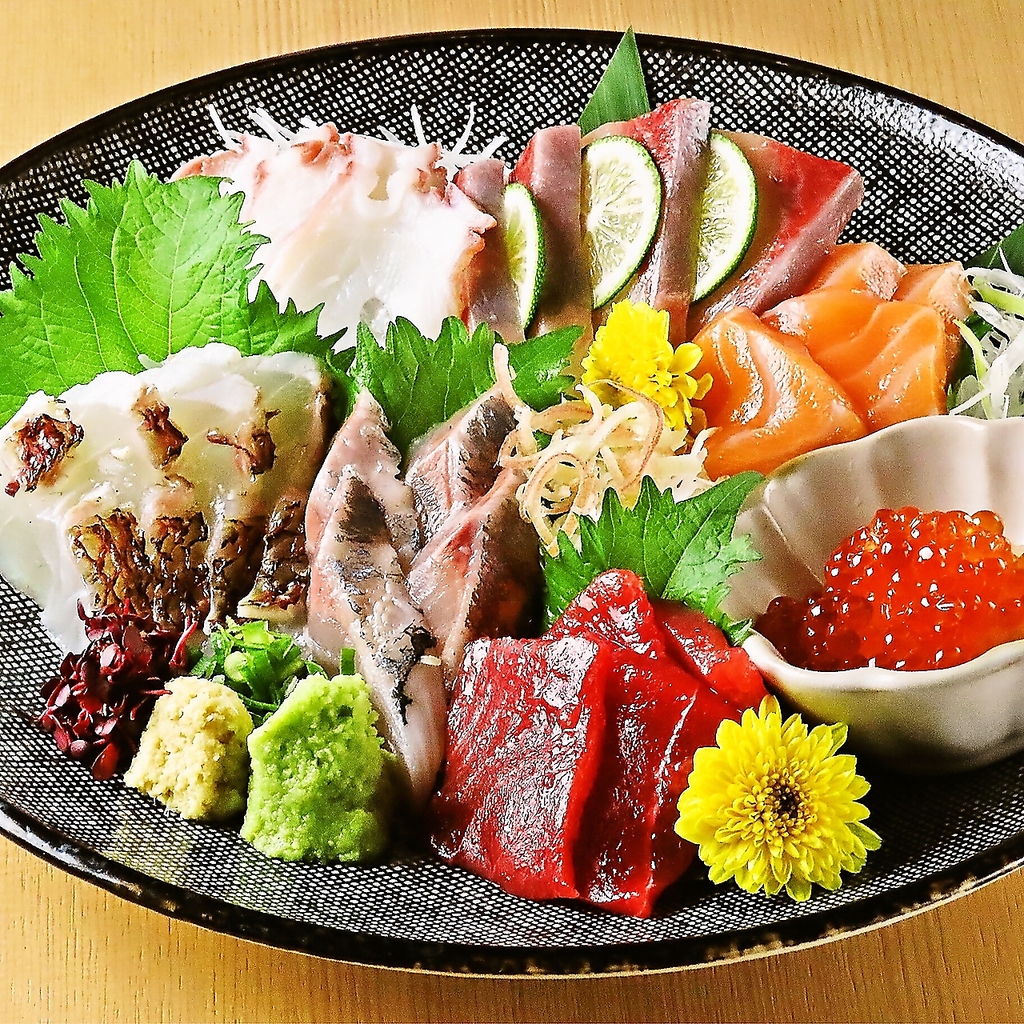 単品メニューも充実♪藁焼き鰹のたたきやブリの塩たたきをはじめ、新鮮なお刺身も仕入れております！