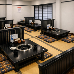 【１F &nbsp;掘りごたつ：４名様×９卓(５名様×２卓あり)】全席掘りごたつで、お隣の席とは仕切りがあります。お子様連れでネット予約の際は、“お店へのご要望”にお子様の数を入力していただけましたら幸いです。