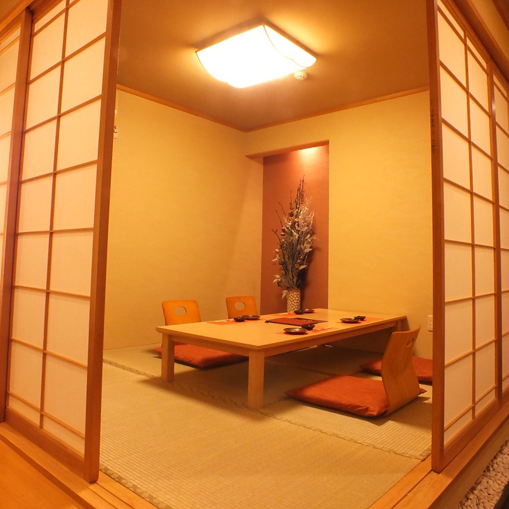 店内はカウンター6席と半個室テーブル席1卓を除き全席完全個室です。掘りごたつ個室も完備。