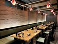 テーブル席は、2名～最大24名様までご利用可能なお席をご用意しております。おふたりでのデートや気の合う友人との食事や各種宴会に最適な席です。アットホームな雰囲気の中、心地よい時間をお過ごしいただけます。また立ち飲み席もございますので、そちらもご利用ください♪
