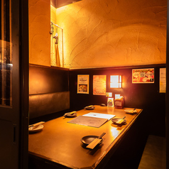 落ち着いた雰囲気の2～6名様迄OKの個室。女子会やデートなどプライベートシーンにもぴったり♪ゆっくり楽しみたい時はぜひ！宴会向きの2時間飲み放題付きコースも多数ご用意しております！