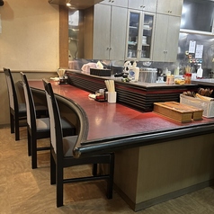 お一人様やデートに最適な、ライブ感溢れるカウンター席をご用意しました。厨房から伝わるダイナミックな火の音、五感を刺激する香ばしい香り。職人が中華鍋を振るう躍動感を目の前で楽しみながら、出来立ての逸品を最高の状態で味わえます。スタッフとの会話も楽しめる、当店で最もエネルギッシュな空間です。