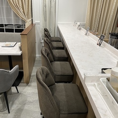 お一人様でも快適なカウンター席も完備しております。