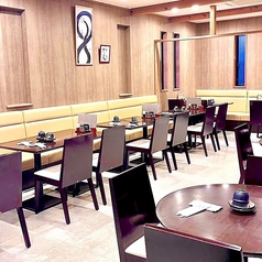 6名様テーブルと4名様テーブルを結合して、10名様テーブルとしてご利用いただけます。