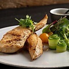プリっぷり鶏ムネ肉のグリルステーキ