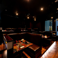 《全席から夜景が見れる》新宿夜景部門NO,1を誇る最上級の夜景を愉しみながら、ゆったりとくつろいで頂けるソファーシートで御座います。※映画館の様な店内なので前の座席が気にならず過ごせます