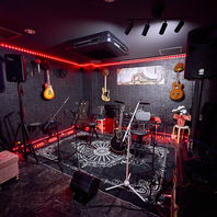 歌が響く、みんなで盛り上がれる空間です！