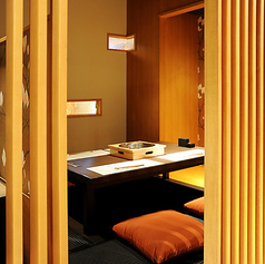 ちょっとした集まりに◎4～12名様までご利用いただける「くるみ席」は、足を伸ばせる掘りごたつ式のお席です。ゆったりと寛ぎながら、会話と料理をお楽しみいただけます。ご接待や少人数のご宴会にも最適。人気の個室ですので、お早めのご予約がおすすめです♪