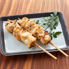 旨み凝縮！皮は香ばしく中はジューシーな炭火焼鶏もも