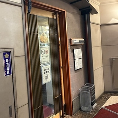 周囲を気にせず、プライベートな空間を満喫できる貸切でのご利用も承っております。 歓送迎会や忘新年会、同窓会などの各種ご宴会に大変おすすめです。お客様の人数やご要望、ご予算に合わせて、柔軟に対応いたしますので、ご希望の幹事様は、まずはお気軽に店舗までご相談くださいませ。素敵なひとときを演出いたします。