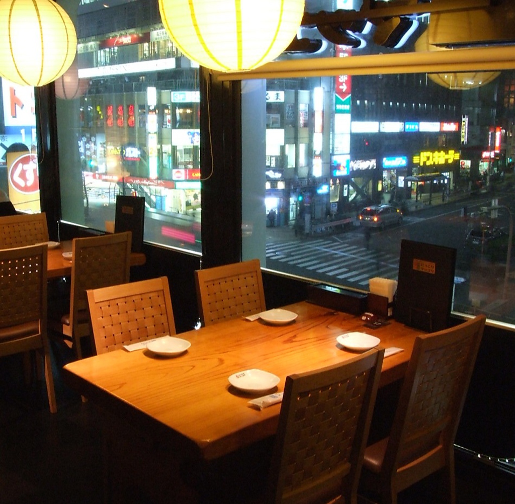 テーブル席も広々ゆったり。みんなで韓国料理を楽しんで♪