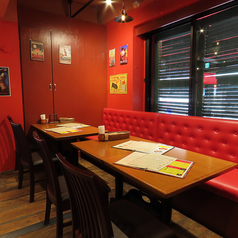 大きな窓から自然光が差し込む明るい窓際席は、開放感たっぷりの特等席。