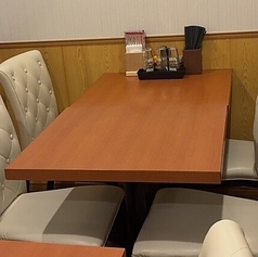 広々とした空間に配置されたテーブル席は、会社の同僚とのカジュアルな食事から友人との会食まで幅広くご利用いただけます。席幅が広く設計されているため、ゆったりと快適にお食事をお楽しみいただけます。