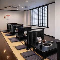 【２F　掘りごたつ：４名様×１５卓(５名様×４卓あり)】全席掘りごたつで、お隣の席とは仕切りがあります。お子様連れでネット予約の際は、“お店へのご要望”にお子様の数を入力していただけましたら幸いです。