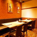 【テーブル席／2～14名様】テーブル席ではご来店とともにサッと座っていただけます。入店時の盛り上がりそのままにご宴会をスタートできます！