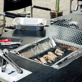 【着火炭、網、プレート】・卓上の炭は着火済み。　炭の追加はスタッフまで。・焼き網40×30cm 1枚/1テーブル・アルミプレート（鉄板がわり）1枚/1テーブル※受付まで