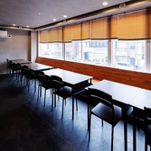 【テーブル席も豊富】隣を気にせず、広々と使えるゆったりとしたテーブル席。深く腰掛けて、じっくりとお料理と向き合う贅沢な時間を過ごせます。美味しい食事と共に、尽きることのない会話と笑顔をお愉しみください。