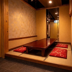 ゆったりくつろげる4名様用の個室を6部屋ご用意しております。少人数の食事会や接待、会社の集まりにもおすすめ。新鮮な海鮮料理や名物イカの活き造り、博多名物もつ鍋を落ち着いた和空間でゆっくりお楽しみいただけます。