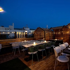 【総席数:100席】屋上の端に位置するお席からは、蒲田の街並みや夜景をより間近に楽しめます♪開放的な景観をバックに写真を撮れば、SNS映えもバッチリ◎都会の夜を感じながら、贅沢な乾杯の時間を過ごせる特等席です。