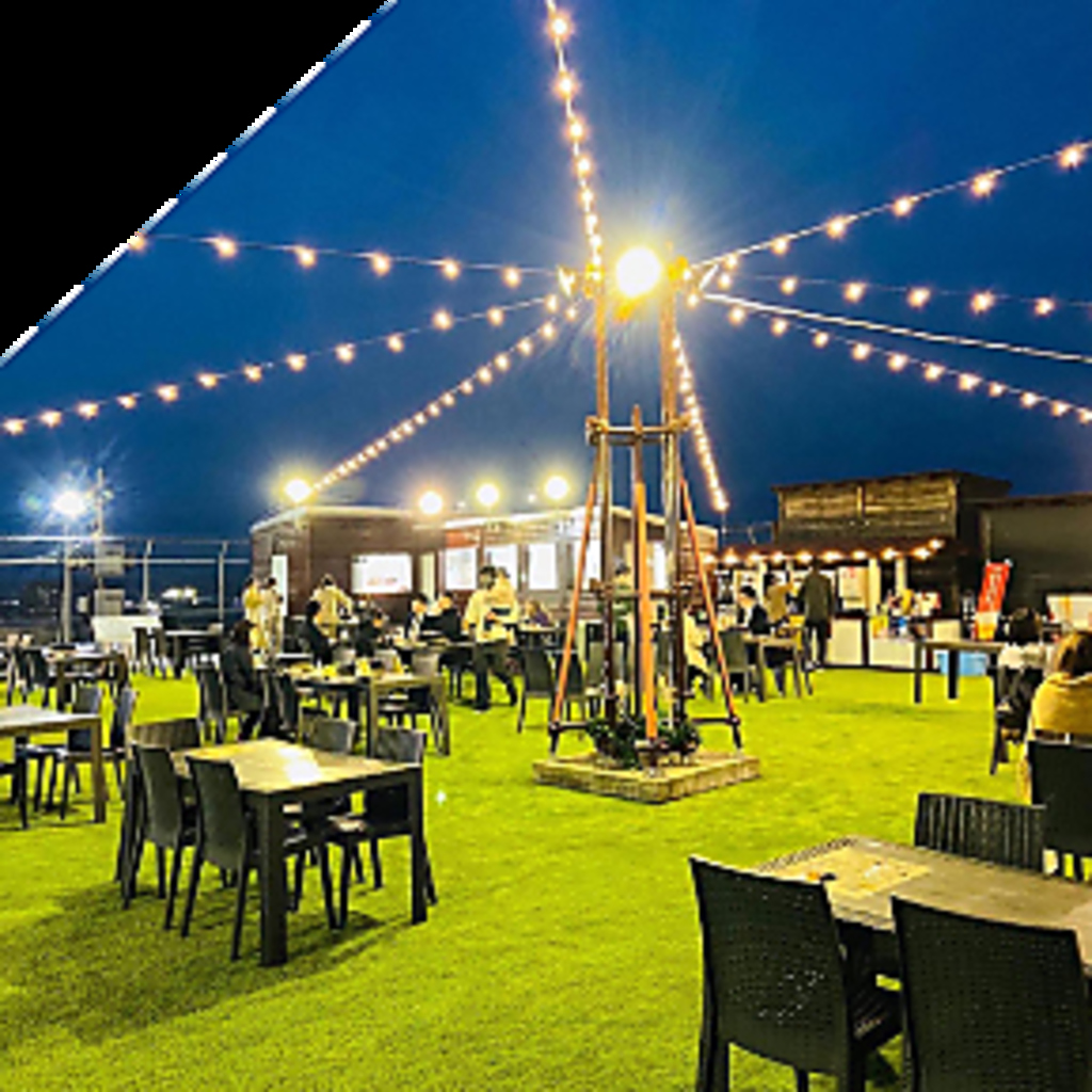 少人数から大型宴会まで大歓迎。広々テーブル席は168席ご用意しております。ゆったりとお寛ぎ下さい