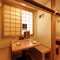 和のテイストが漂うテーブル席は、心がホッとするひとときをもたらします。静かで落ち着いた雰囲気の中、周囲の喧騒を忘れて特別な時間に浸ってみませんか？旬の食材を使ったお料理を囲みながら、心ゆくまでその美味しさを楽しんでください。大切な人との会話や笑顔が生まれる、贅沢で心温まる思い出をお届けします♪