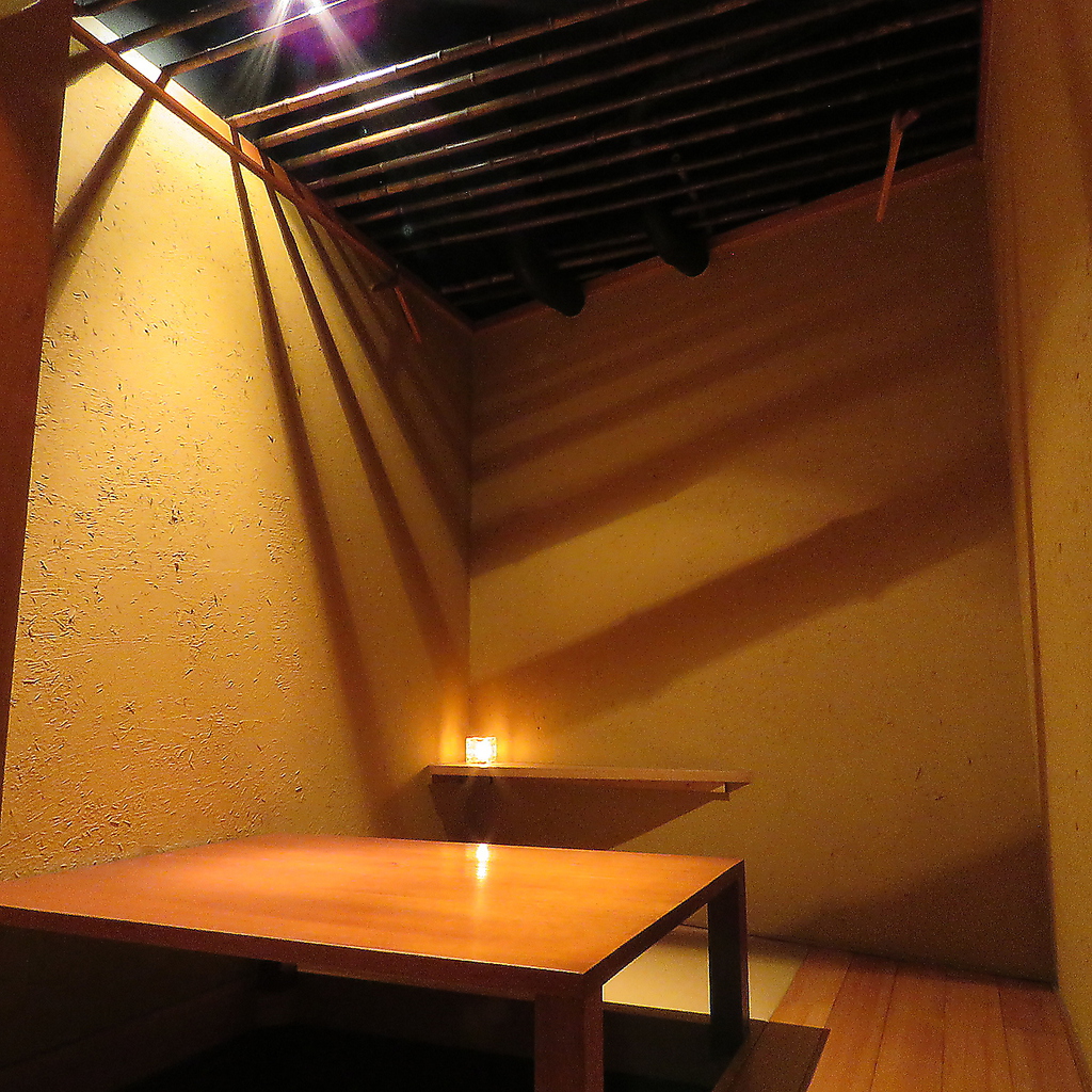 4名様用の掘りごたつ個室は暖かな間接照明がモダンな雰囲気のお部屋です。ごゆっくりお寛ぎ下さい♪