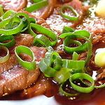 柔らかくもしっかりとした歯ごたえのダチョウのタタキは「おかだ」に来たら是非食べてほしい逸品！