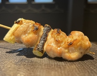 炭火焼き鳥とこだわりの逸品料理がお酒との相性◎