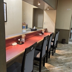 お一人様やデートに最適な、ライブ感溢れるカウンター席をご用意しました。厨房から伝わるダイナミックな火の音、五感を刺激する香ばしい香り。職人が中華鍋を振るう躍動感を目の前で楽しみながら、出来立ての逸品を最高の状態で味わえます。スタッフとの会話も楽しめる、当店で最もエネルギッシュな空間です。