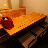 【個室あり】周りを気にせず語り合える落ち着いた個室をご用意。ビジネスの接待や、家族での団らん、密やかなお祝い事にも最適です。誰にも邪魔されないプライベート空間で、至福のひとときをご提供いたします。