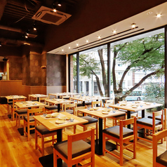 【ご利用人数に合わせたテーブル席】店内はあたたかみのある雰囲気が魅力です。様々なシーンでゆったりとくつろげる空間をご用意しています。人数に合わせたお席をご用意いたしますので、お気軽にご相談ください!新鮮な海の幸とともに、素敵なひとときをお楽しみください♪ ※系列店画像です