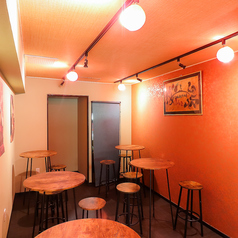 温かみのある雰囲気で、友人とのカジュアルな食事やデートにぴったりです。小さなテーブルとスツールが並び、リラックスした会話を楽しむのに最適な空間を提供しています。