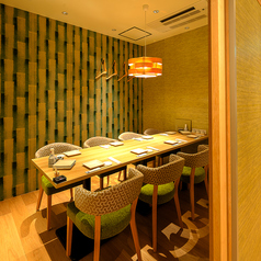 落ち着いた空間で大切なひとときをごゆっくりとお過ごしください。仲間内の飲み会や接待などシーンに合わせてお席をご用意致します。ご宴会等におすすめのコースもございます。ご希望のお席がありましたらご予約時にご相談ください。