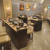 【落ち着いた空間・雰囲気】山形駅から徒歩3分と好アクセスな当店は白を基調とした壁と木製のテーブルが組み合わさった上質感ある焼肉居酒屋。山形牛を使用した焼肉。庄内豚使用のサムギョプサルと2つのエリアに分かれています。お一人様～デートのご利用にもおすすめのカウンター席もご用意しております。