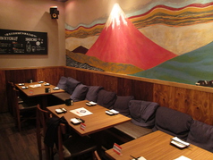 赤富士の描かれたソファー席。最大１８名様まで宴会が可能です。