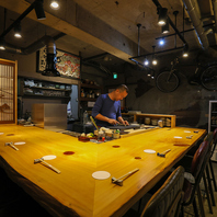 臨場感溢れるカウンターのオープンキッチン