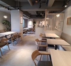 仕切り無しの全席テーブル席