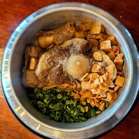 の旨み溢れる炊きたて釜飯と、お酒に合う自慢の逸品料理