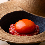 ユッケには旨味が凝縮されており、柔らかくてジューシー。生卵を入れて濃厚クリーミーな味わいを満喫