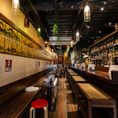 和モダンの趣ある店内。ライトにもこだわり酒瓶を使用しております。店主こだわりの≪インテリア×お酒×料理≫で心に残るひと時をお楽しみください。