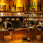 オープンキッチンのカウンターには料理人が。お気軽になんでも聞いてください！