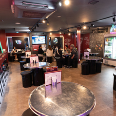 店内は円卓の4名席が並んでいます！