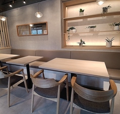 壁側はソファー席です。